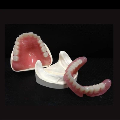 Quali sono i potenziali rischi derivanti dall'uso di protesi dentarie in acri...